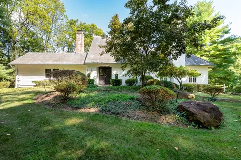 428 Erskine Rd, Stamford, CT 06903