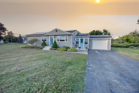 6 Pentway Ln, North Haven, CT 06473