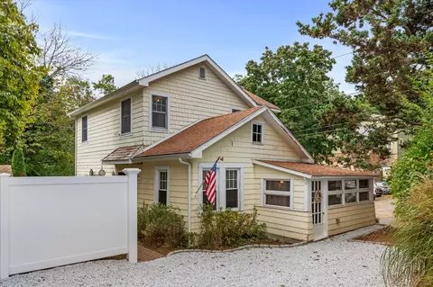 67 Grove St, Branford, CT 06405