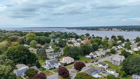 41 4th Ave, Waterford, CT 06385