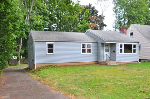 52 Homecrest St, Newington, CT 06111