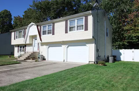 122 Pheasant Rd, West Haven, CT 06516