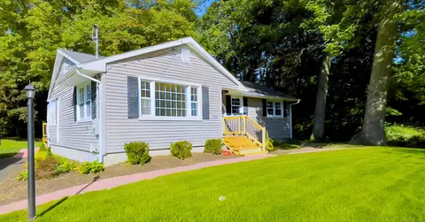 32 Martin Ct, Montville, CT 06382