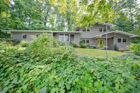 2 Cedar Dr, Cromwell, CT 06416
