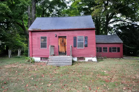 39 E Weatogue St, Simsbury, CT 06070