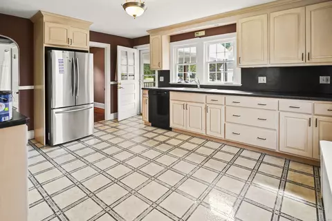 92 Greystone Ave, Bristol, CT 06010