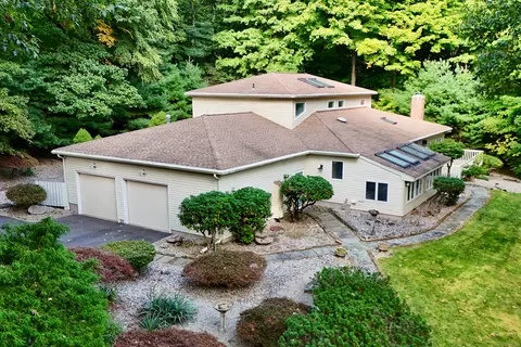 16 High Wood Rd, Bloomfield, CT 06002