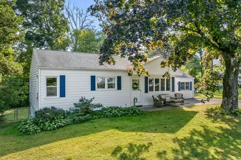 2 Springdale Rd, Waterford, CT 06385