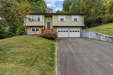 15 Lenore Dr, Meriden, CT 06450