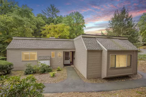 28 Library Ln #28, Simsbury, CT 06070