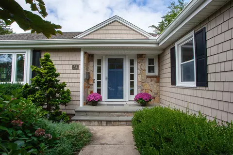 24 W Ridge Dr, West Hartford, CT 06117