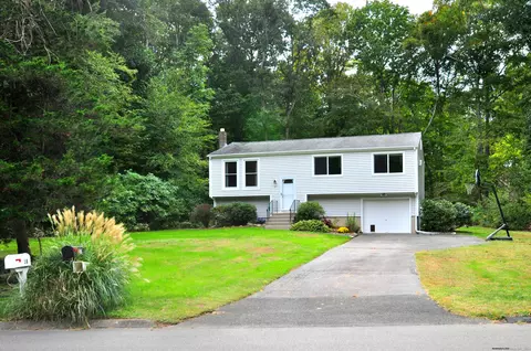 27 Longate Rd, Clinton, CT 06413