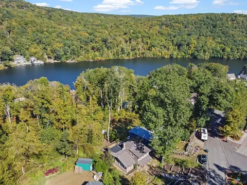 49 Spring Trl, Newtown, CT 06482