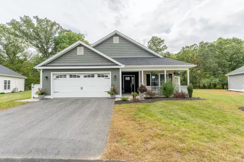 17 Henry Dr #17, Moosup, CT 06354