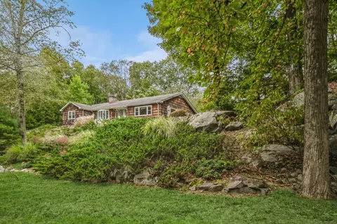 24 Mcintosh Rd, Stamford, CT 06903