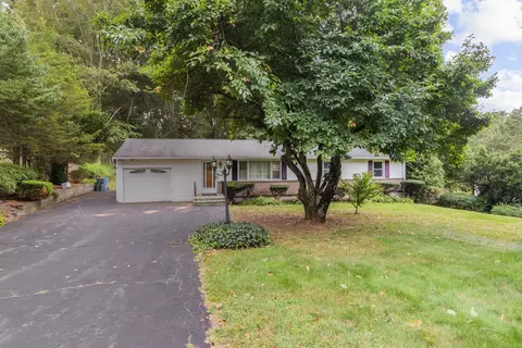 326 Howard Dr, Hamden, CT 06514