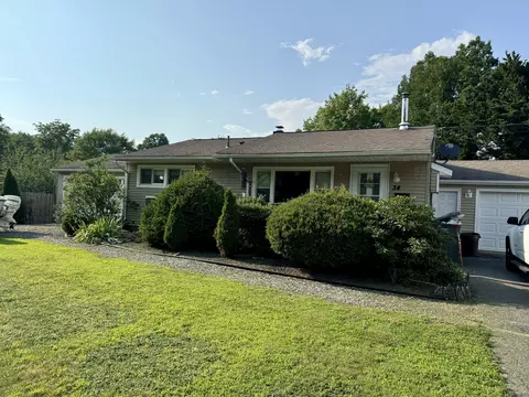 34 Beacon Manor Cir, Naugatuck, CT 06770