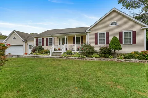 10 Frank St, Trumbull, CT 06611