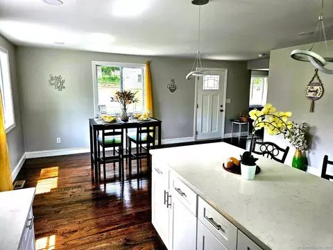 42 Canal St, Simsbury, CT 06089