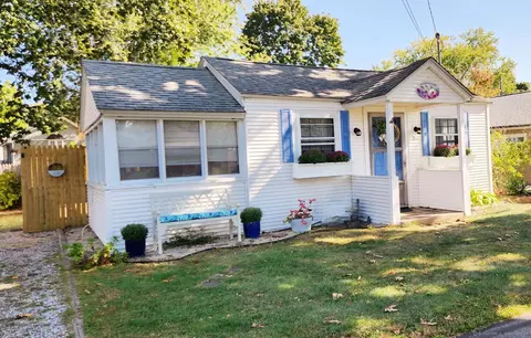 4 3rd St, Madison, CT 06443