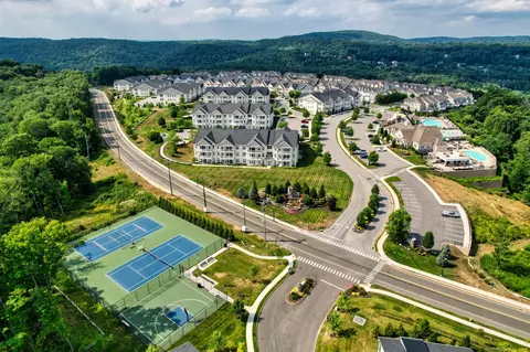 202 Center Meadow Ln #202, Danbury, CT 06810
