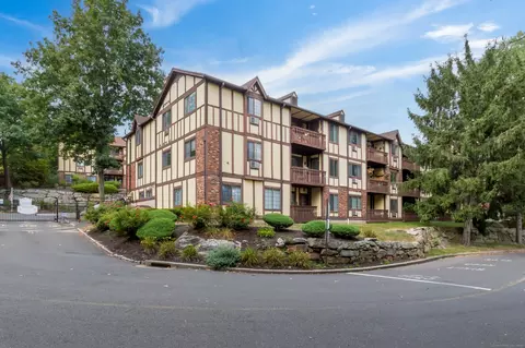 33 Canterbury Rd #33, Bridgeport, CT 06606