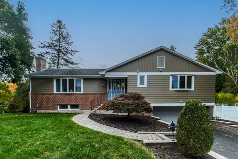3 High Wood Rd, West Hartford, CT 06117