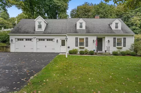 3 Schoolhouse Hill Rd, Newtown, CT 06470