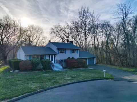 30 Victoria Dr, Branford, CT 06405