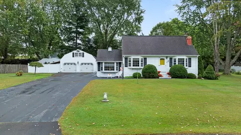 15 Circle Dr, Branford, CT 06405