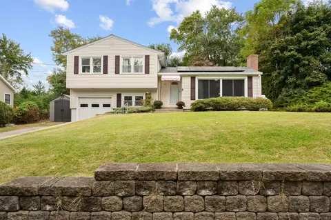 10 Sunniecrest Dr, Waterford, CT 06385