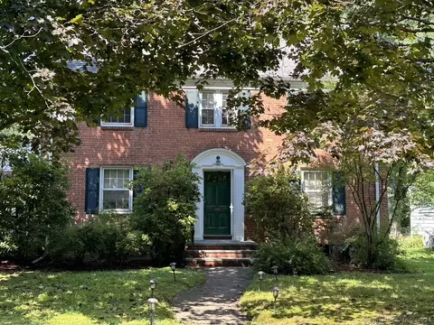 93 Foxcroft Rd, West Hartford, CT 06119