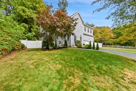10 Aspen Cir, Hamden, CT 06518