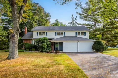 65 Burnwood Dr, Bloomfield, CT 06002