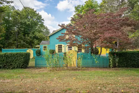 899 Mountain Rd, Bloomfield, CT 06002
