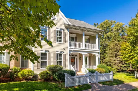 2 Billingsgate Dr, Simsbury, CT 06070