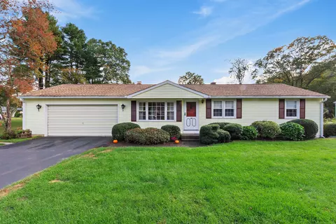 11 Blueberry Ln, Brooklyn, CT 06234