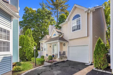 7 Mead St #E, Stamford, CT 06907