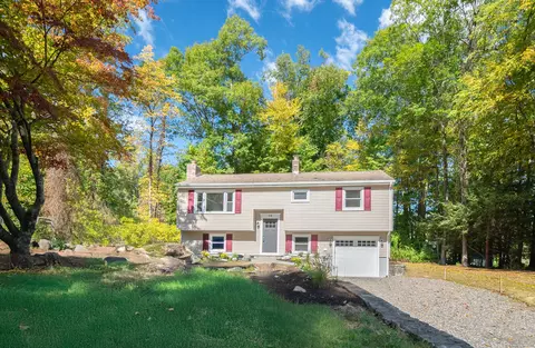16 Aspen Way, Brookfield, CT 06804