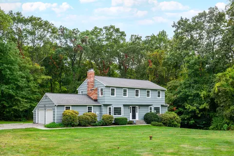2 Crabapple Ln, Newtown, CT 06482