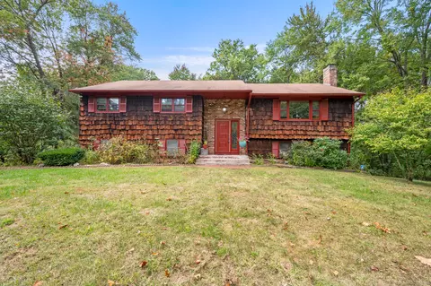 11 Cobblestone Rd, Bloomfield, CT 06002