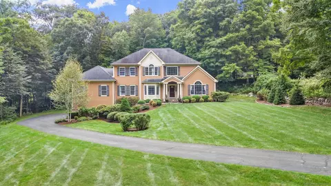 18 Old Trolley Rd, Ridgefield, CT 06877
