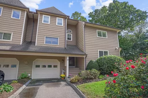 19 Meeting House Ln #19, Shelton, CT 06484