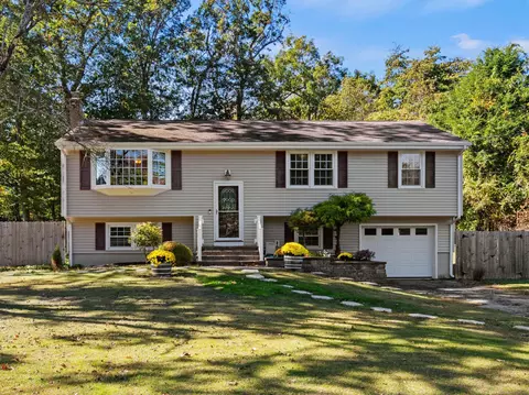 30 S Cobblers Ct, East Lyme, CT 06357
