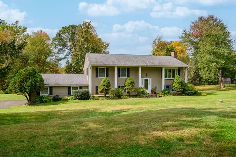 4 Mayflower Dr, Brookfield, CT 06804