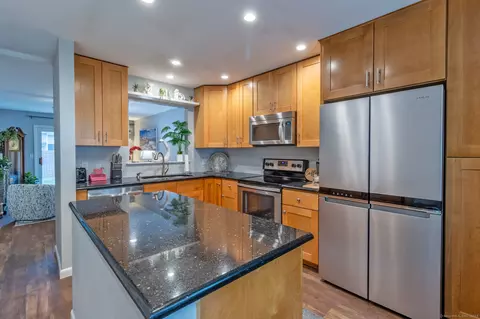5 Knoll Ln #5, Simsbury, CT 06089