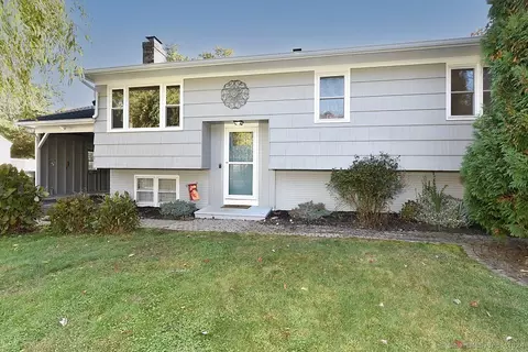 14 Carriage Dr, Clinton, CT 06413