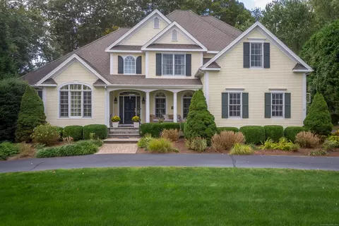 2 Village Ln, Old Lyme, CT 06371