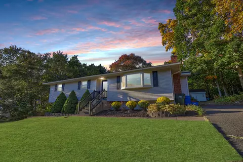 17 Rowland Dr, Prospect, CT 06712