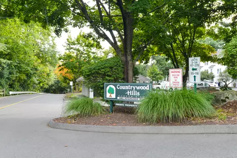 380 Hitchcock Rd #216, Waterbury, CT 06705